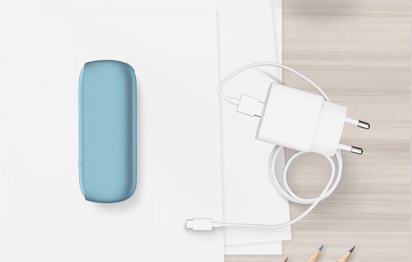Cargador portátil de IQOS Originals DUO turquesa al lado de su cable