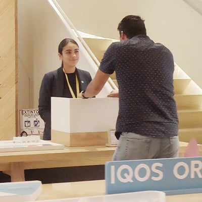 Hombre visitando una tienda IQOS a actualizar su dispositivo IQOS ORIGINALS