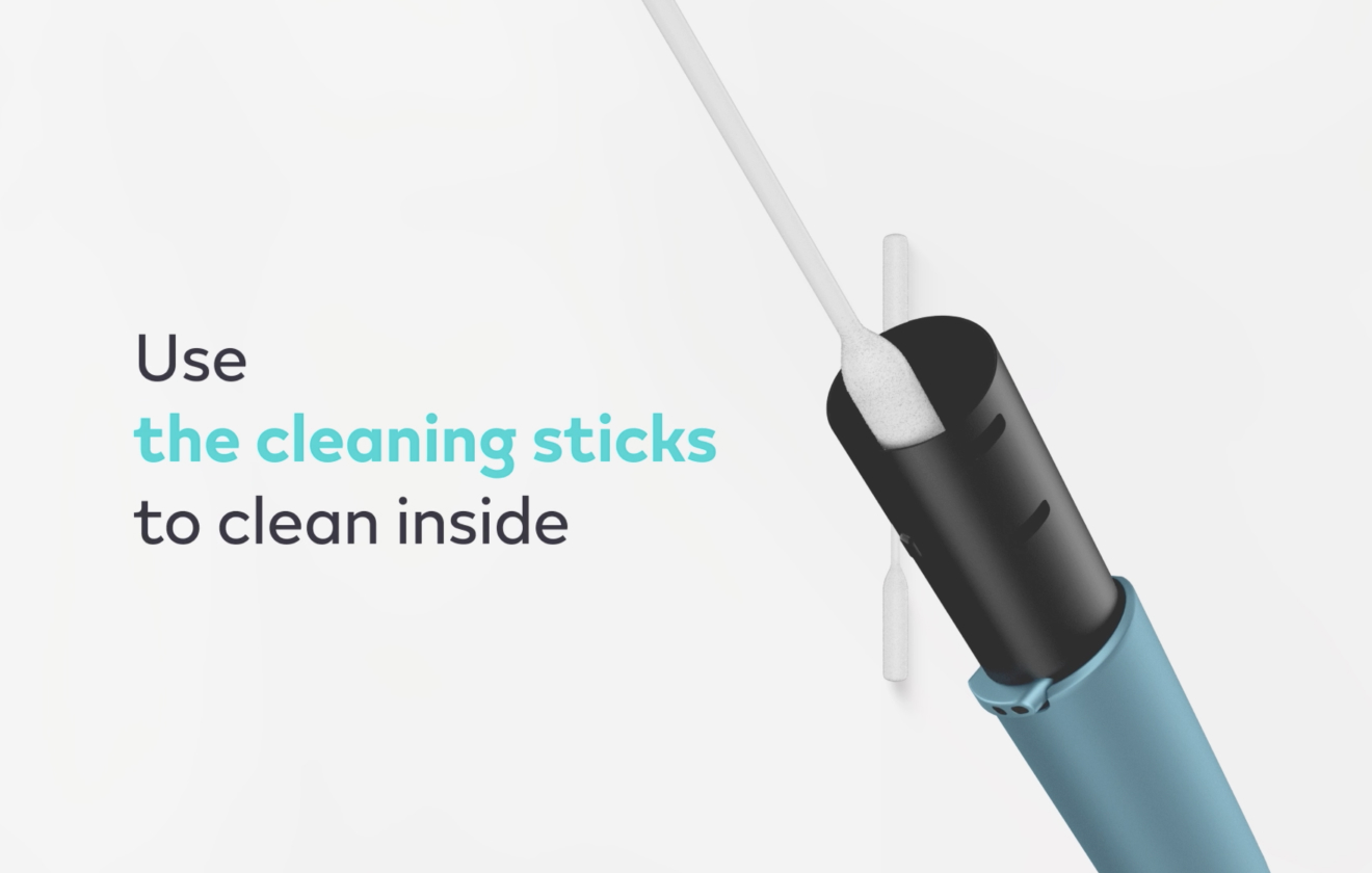 IQOS Original Duo siendo limpiado por el copito de limpieza.