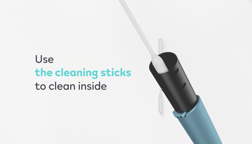 IQOS Original Duo siendo limpiado por el copito de limpieza.