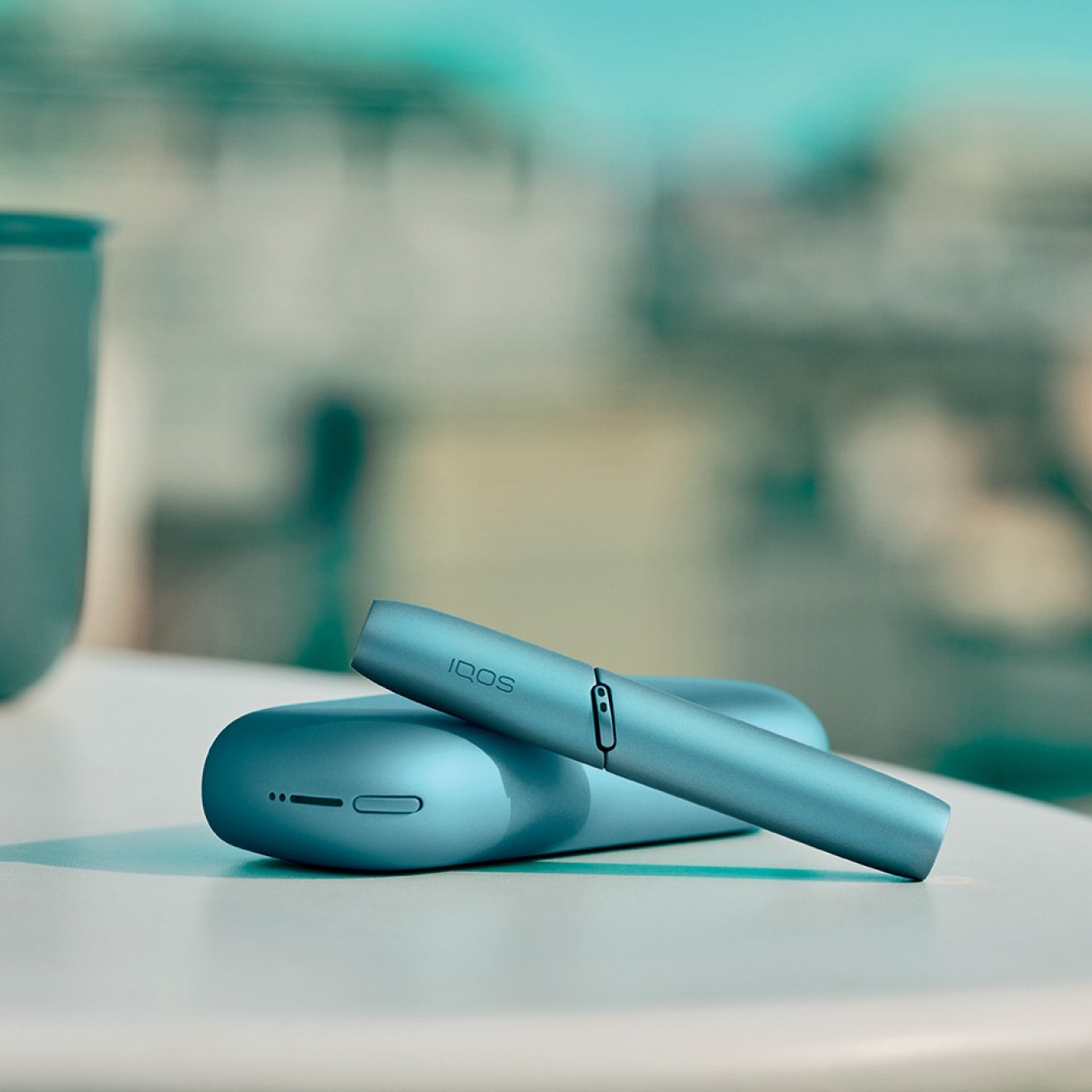 IQOS Originals Duo turquesa encima de una mesa.