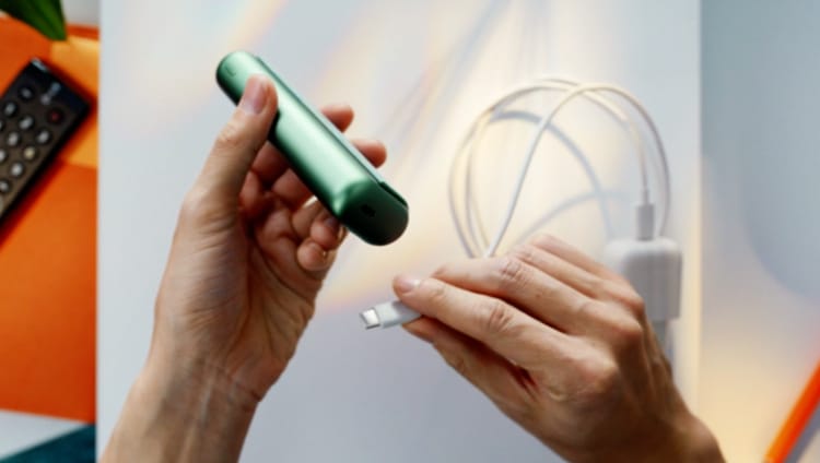 Cargador siendo conectado a una IQOS ILUMA PRIME