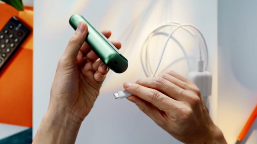 Cargador siendo conectado a una IQOS ILUMA PRIME