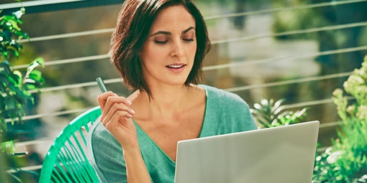 Mujer sosteniendo un dispositivo IQOS