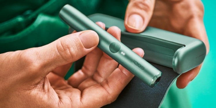 IQOS ILUMA PRIME en las manos de una persona