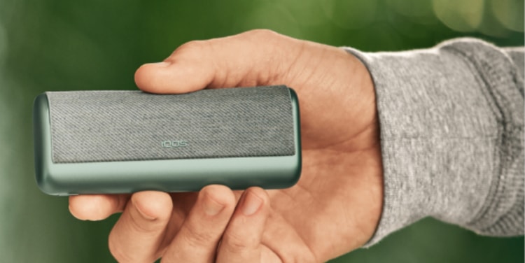 Manos sosteniendo un IQOS ILUMA PRIME verde