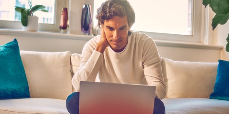 Hombre sentado mirando su computador