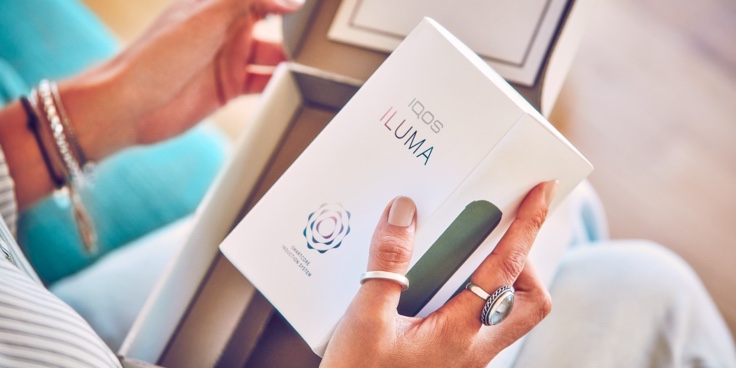 Manos destapando un dispositvo IQOS