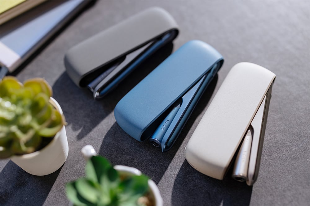 Tres IQOS ILUMA en gris, azul y beige