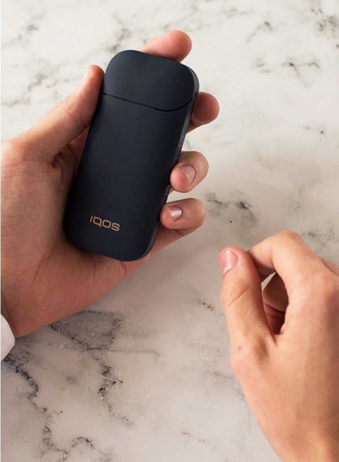 Black IQOS 2.4 kit in hands