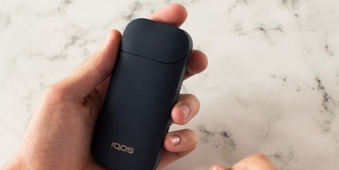 Black IQOS 2.4 kit in hands