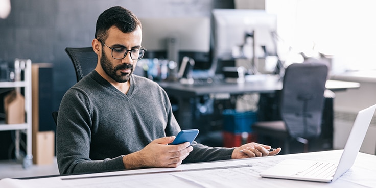 Hombre sosteniendo un teléfono celular con sus manos