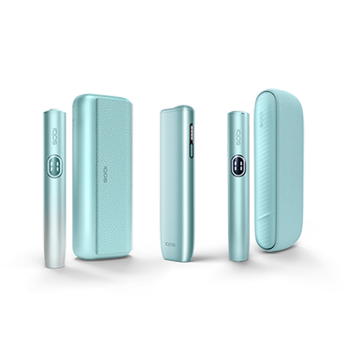 Un IQOS ILUMA i, IQOS ILUMA i PRIME y un IQOS ILUMA i ONE color Azul Brisa