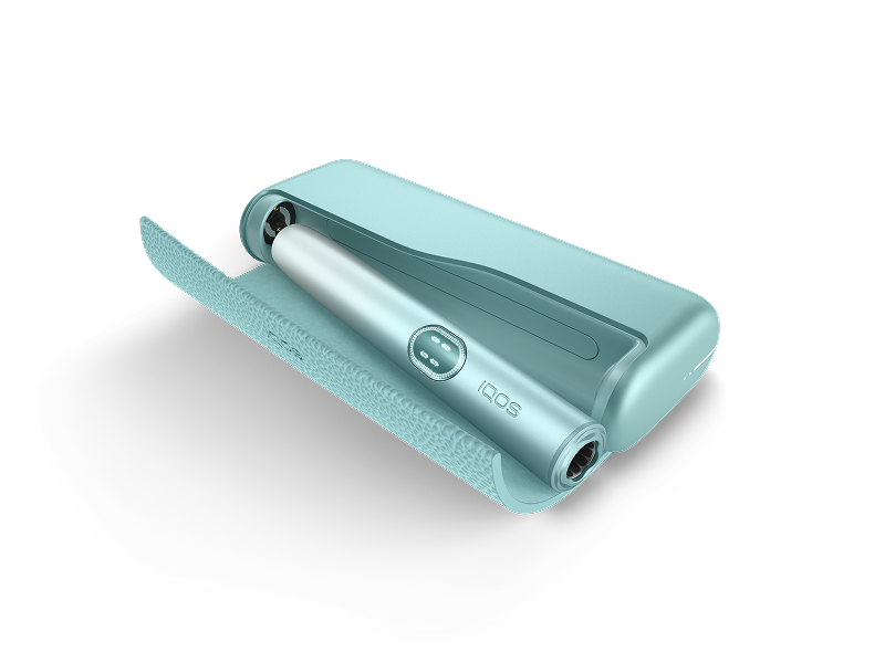 Un IQOS ILUMA i PRIME color Breeze Blue con el Cargador Portátil abierto.